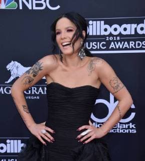 Recording artist Halsey arrives for the 2018 Billboard Music Awards at MGM Grand Garden Arena on May 20, 2018 in Las Vegas, Nevada.  LAV20180520290 JIMxRUYMEN