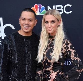 Evan Ross (L) and Ashlee Simpson-Ross arrive for the 2018 Billboard Music Awards at MGM Grand Garden Arena on May 20, 2018 in Las Vegas, Nevada.  LAV20180520297 JIMxRUYMEN