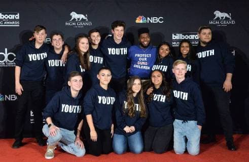 Shawn Mendes (center left) and Khalid (center right) appear backstage with Marjory Stoneman Douglas Student Choir during the 2018 Billboard Music Awards at MGM Grand Garden Arena on May 20, 2018 in Las Vegas, Nevada.  LAV20180520373 JIMxRUYMEN