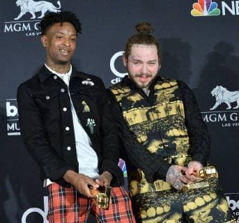 Entertainment Bilder des Tages Recording artists 21 Savage (L) and Post Malone appear backstage after winning the top Rap Song award for Rockstar, during the 2018 Billboard Music Awards at MGM Grand Garden Arena on May 20, 2018 in Las Vegas, Nevada.  LAV20180520376 JIMxRUYMEN
