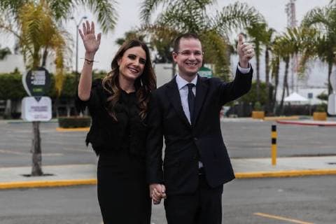 May 20, 2018 - EUM20180520POL04.JPG.TIJUANA, BC., Elecctions Elecciones-Segundo Debate.- Acompanado de su esposa, Ricardo Anaya, candidato presidencial de la coalicion Por Mexico al Frente, arriba a las instalaciones de la Universidad Autonoma de Baja California (UABC) este domingo 20 de mayo de 2018 para el segundo debate de los aspirantes a la Presidencia de Mexico. Foto: Agencia EL UNIVERSAL German Espinosa EVZ  - ZUMAu78_ 20180520_zaf_u78_558 Copyright: xGermanxEluniversalx