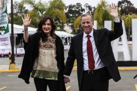 May 20, 2018 - EUM20180520POL09.JPG.TIJUANA, BC., Elecctions Elecciones-Segundo Debate.- Acompanado de su esposa, Jose Antonio Meade, candidato presidencial de la coalicion Todos por Mexico, arriba a las instalaciones de la Universidad Autonoma de Baja California (UABC) este domingo 20 de mayo de 2018 para el segundo debate de los aspirantes a la Presidencia. Foto: Agencia EL UNIVERSAL German Espinosa EVZ  - ZUMAu78_ 20180520_zaf_u78_561 Copyright: xGermanxEluniversalx