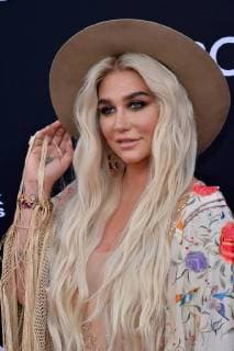 Entertainment Bilder des Tages Recording artist Kesha arrives for the 2018 Billboard Music Awards at MGM Grand Garden Arena on May 20, 2018 in Las Vegas, Nevada.  LAV20180520921 JIMxRUYMEN