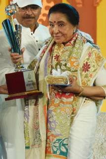 May 21, 2018 - Kolkata, India - Banga Bibhushan Samman 2018 to Indian Singer Asha Bhosle at the West Bengfal Government Banga Bibhushan Samman 2018 on May 21,2018 in Kolkata,India. Kolkata India  - ZUMAn230 20180521_zaa_n230_636 Copyright: xDebajyotixChakrabortyx