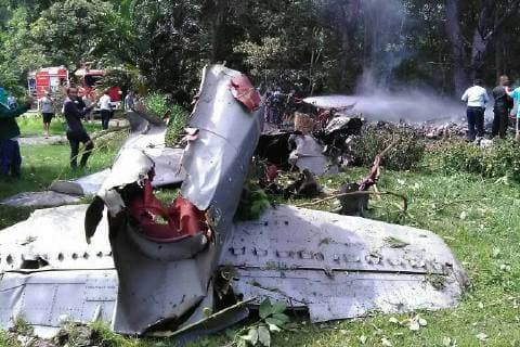 Bilder des Tages (180522) -- BANGKOK, May 22, 2018 -- Photo taken on May 22, 2018 shows the scene of the crash of a military aircraft at Bhumibol Dam Golf Course in Sam Ngao district, Tak, Thailand. A military aircraft crashed in western Thailand on Tuesday, killing one and seriously injuring another. )(lrz) THAILAND-TAK-MILITARY AIRCRAFT- CRASH RachenxSageamsak 