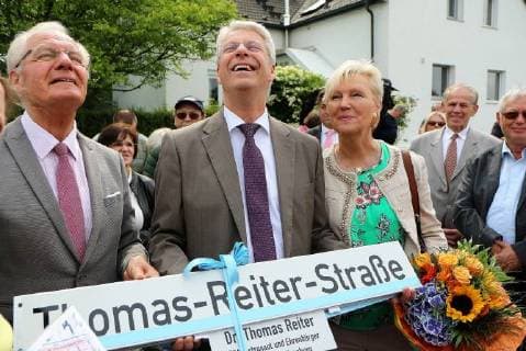 23.05.2018 Neu-Isenburg, Birkengewann Zum Geburtstag eine Strasse im Neubaugebiet Birkengewann für Ex-ESA-Astronaut Thomas Arthur Reiter (Ehrenbürger von Neu-Isenburg) Bild zeigt: Neu-Isenburgs Bürgermeister Herbert Hunkel und Thomas Reiter mit seiner Ehefrau und dem Strassenschild der Thomas Reiter Strasse *** 23 05 2018 Neu Isenburg Birkengewann A street in the new development area Birkengewann for ex ESA astronaut Thomas Arthur Reiter Honorary citizen of Neu Isenburg Picture shows New Isenburgs mayor Herbert Hunkel and Thomas Reiter with his wife and the street sign of Thomas Reiter Strasse