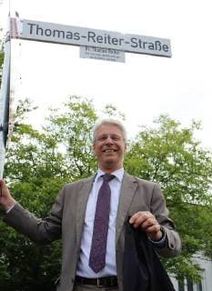 Bilder des Tages 23.05.2018 Neu-Isenburg, Birkengewann Zum Geburtstag eine Strasse im Neubaugebiet Birkengewann für Ex-ESA-Astronaut Thomas Arthur Reiter (Ehrenbürger von Neu-Isenburg) Bild zeigt: Thomas Reiter in der Höhe bei seinem Strassenschild *** 23 05 2018 Neu Isenburg Birkengewann A street in the new development area for a birthday Birkengewann for ex ESA astronaut Thomas Arthur Reiter Honorary citizen of Neu Isenburg Picture shows Thomas Reiter at height at his street sign