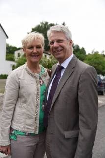 23.05.2018 Neu-Isenburg, Birkengewann Zum Geburtstag eine Strasse im Neubaugebiet Birkengewann für Ex-ESA-Astronaut Thomas Arthur Reiter (Ehrenbürger von Neu-Isenburg) Bild zeig: Thomas Reiter und seine Ehefrau *** 23 05 2018 Neu Isenburg Birkengewann A street in the new development area for the birthday Birkengewann for ex ESA astronaut Thomas Arthur Reiter Honorary citizen of Neu Isenburg Picture shows Thomas Reiter and his wife