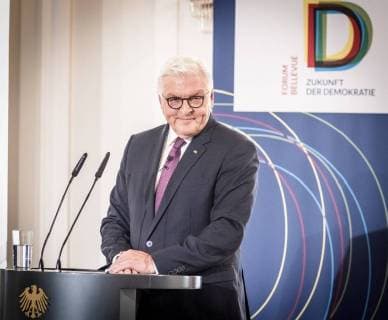 Themen der Woche KW21 Bilder des Tages Frank-Walter Steinmeier Bundespräsident Frank-Walter Steinmeier zur Eröffnung des vierten Forum Bellevue Gesellschaft ohne Politik Liberale Demokratien in der Bewährungsprobe. Vor genau 69Jahren, am 23.Mai 1949, wurde das Grundgesetz feierlich unterzeichnet. *** Frank Walter Steinmeier Federal President Frank Walter Steinmeier at the opening of the fourth Forum Bellevue Society without politics Liberal democracies in the test Just over 69 years ago on 23 May 1949, the Basic Law was solemnly signed