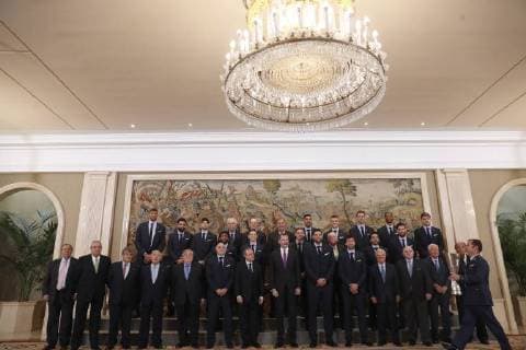 Spain s King Felipe VI (C) pose for a family photo with Real Madrid Basketball team during an act held at La Zarzuela palace in Madrid, Spain, 23 May 2018. Real Madrid Basketball team celebrate after his victory against Fenerbahce in the Euroleague Final Four final in Belgrade. Spain s King Felipe VI receives Real Madrid Basketball team !ACHTUNG: NUR REDAKTIONELLE NUTZUNG!  Copyright: xJavierxLizonx GRAF4139 20180523-636626985854099066