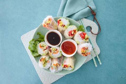 Asiatische Frühlingsrollen mit Glasnudeln und frischem Gemüse - Vegetable spring rolls