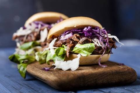 Vegan jackfruit jurger with red cabbage, white cabbage, lamb s lettuce  SBDF03530