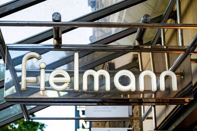 Fielmann Schriftzug Lable Logo am Hamburger Store - Ladengeschäft;Schriftzug Lable Logo, Hamburg Hamburg Deutschland Innenstadt, City