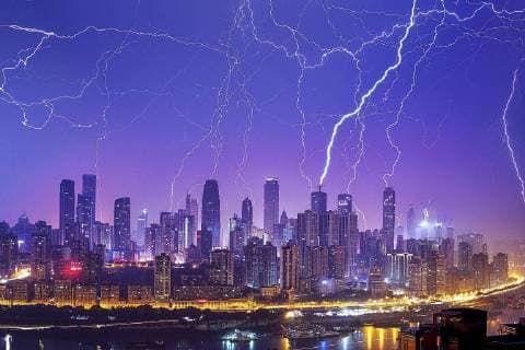 Themen der Woche KW21 Bilder des Tages May 24, 2018 - Chongqing, China - Lightning strikes several buildings in Chongqing, China. Formerly romanized as Chungking, Chongqing is a major city in southwest China. Administratively, it is one of China s four direct-controlled municipalities (the other three are Beijing, Shanghai and Tianjin), and the only such municipality in China located far away from the coast. Chongqing China  - ZUMAs145 20180524_zaa_s145_063 Copyright: xZhouxZhiyongx