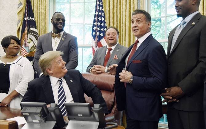 Entertainment Bilder der Woche KW21 Entertainment Bilder des Tages US President Donald Trump acknowledges actor Sylvester Stallone after signing an Executive Grant of Clemency for former heavyweight champion Jack Johnson in the Oval Office of the White House on May 24, 2018 in Washington, DC. Jack Johnson, the first African-American heavyweight champion was jailed a century ago after having a relationship with a white woman.  WAX20180524213 OLIVIERxDOULIERY