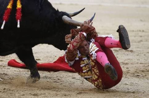 Themen der Woche KW21 Bilder des Tages Spanish bullfighter Gines Marin fights with his second bull during the San Isidro bullfighting fair held at Las Ventas bullring in Madrid, Spain, 24 May 2018. San Isidro bullfighting fair !ACHTUNG: NUR REDAKTIONELLE NUTZUNG!  Copyright: xJavierxLizonx GRAF5084 20180524-636627936758219840