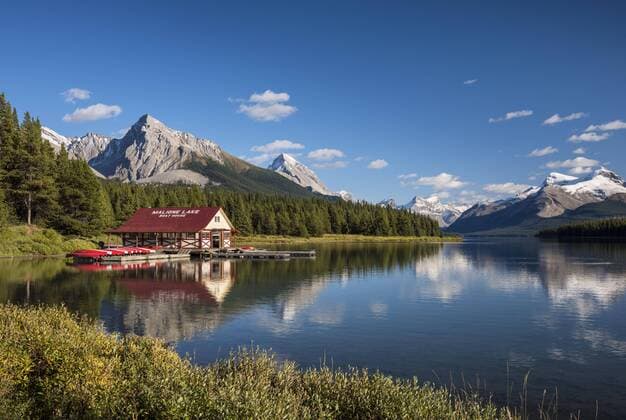 Bootshaus mit Kanus am Ufer des Maligne Lake, Jasper National Park, Rocky Mountains, Alberta, Kanada, Nordamerika Copyright: imageBROKER/MarcoxBittel iblmbi04680957.jpg
