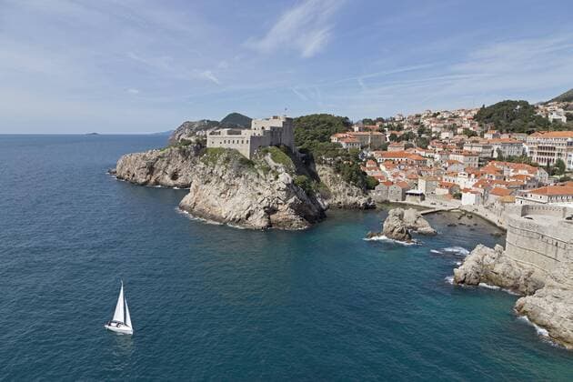 Segelboot im Meer bei Fort Lovrijenac, Dubrovnik, Kroatien, Europa Copyright: imageBROKER/SiegfriedxKuttig ibxshg04682283.jpg