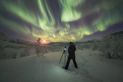Fotografin beim fotografieren von Nordlicht, Aurora Borealis, Kilpisjärvi, Lappland, Finnland, Europa Copyright: imageBROKER/RobertxHaasmann ibxroh04680304.jpg