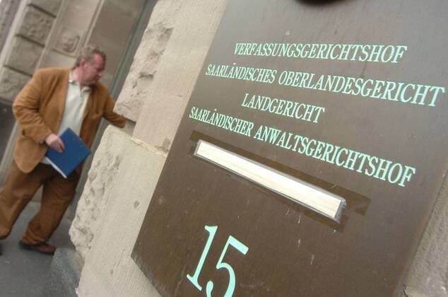 Christa Weyand (l.), ehemalige Wirtin der Tosa Klause in Saarbrücken Burbach, und weitere 12 Angeklagte stehen in Saarbrücken am Montag (20.9.2004) im Mordprozess Pascal vor dem Landgericht. Christa Weyand wird vorgeworfen in ihrem Kiosk einen Kinderschänderring unterhalten und dabei einen Fünfjährigen zusammen mit den anderen missbraucht und getötet zu haben. Am Prozess herrschte reges Zuschauerinteresse. bub *** Christa Weyand l former landlady of the Tosa Klause in Saarbrücken Burbach and another 12 defendants stand in Saarbrucken on Monday 20 9 2004 in the murder trial Pascal in front of the district court Christa Weyand is accused in her kiosk entertain a child molester ring and thereby abused and killed a five-year-old together with the others At the trial there was a lot of spectator interest bub