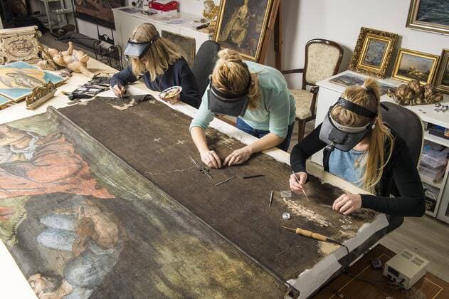  Restaurationsatelier, Frauen, Restauratorinnen restaurieren Fastentuch auf Arbeitstisch in Atelier, München, Bayern, Deutschland, Europa *** Restaurationsatelier Women restorers restore Lenten cloth on working table in Atelier Munich Bavaria Germany Europe Copyright: imageBROKER/JohannesxGeyer ibljog04672248.jpg