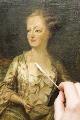  Restaurationsatelier, Restauratorin, Hand reinigt mit Wattestäbchen ein Gemälde, München, Bayern, Deutschland, Europa *** Restaurationsatelier Restorer hand cleans with cotton swabs a painting Munich Bavaria Germany Europe Copyright: imageBROKER/JohannesxGeyer ibljog04672276.jpg