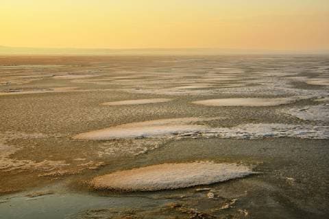 Abendstimmung am zugefrorenen Neusiedlersee, bei Illmitz, Seewinkel, Burgenland, Österreich, Europa Copyright: imageBROKER/StefanxHuwiler ibxshu04666428.jpg
