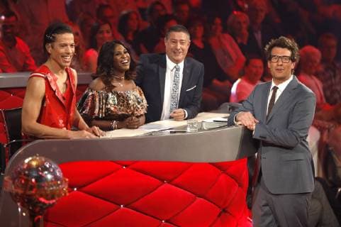 Jorge Gonzalez, Motsi Mabuse, Joachim Llambi und Daniel Hartwich in der 10. Live-Show der 11. Staffel der RTL-Tanzshow Let s Dance im MMC Coloneum. Köln, 25.05.2018