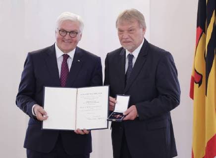 Bundespräsident Frank-Walter Steinmeier, Prof. Günther Nonnenmacher, Offenbach, Deutschland, Berlin, Schloss Bellevue, Bundespräsident Steinmeier ehrt zum Verfassungstag engagierte Demokratinnen und Demokraten mit dem Verdienstorden, 22.05.2018 *** Federal President Frank Walter Steinmeier Prof. Günther Nonnenmacher Offenbach Germany Berlin Bellevue Palace Federal President Steinmeier honors committed Democrats with the Order of Merit 22 05 2018