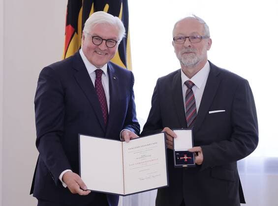 Bundespräsident Frank-Walter Steinmeier, Dr. Martin Böttger, Zwickau, Deutschland, Berlin, Schloss Bellevue, Bundespräsident Steinmeier ehrt zum Verfassungstag engagierte Demokratinnen und Demokraten mit dem Verdienstorden, 22.05.2018