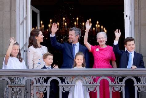 26-05-2018 Balcony Royal family on the balcony of Frederik VIII’s Palace Amalienborg watching the changing of the guards in Denmark. Prince Frederik and Princess Mary and Prince Christian and Princess Isabella and Prince Vincent and Princess Josephine and Queen Margrethe  Copyright: xPPEx