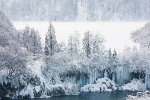 Vereiste Landschaft, Gefrorener Wasserfall und zugefrorener See, Nationalpark Plitvicer Seen, Plitvice, Kroatien, Europa *** Icy landscape. Frozen waterfall and frozen lake. Plitvice Lakes Plitvice Croatia Europe Europe Copyright: imageBROKER KarlheinzxIrlmeier iblkhi04656622.jpg
