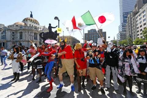 May 27, 2018 - EUM20180527NAC10.JPG.CIUDAD DE MEXICO.- City CDMX-Marcha Otaku.- 27 de mayo 2018.- Enfundados en trajes de superheroes, villanos y personajes de anime y videojuegos, cientos de personas desfilaron este domingo por las calles del Centro Historico, en la capital del pais, para celebrar la Marcha Otaku, en la cual festejaron y permitieron a los capitalinos recordar aquellas caricaturas que, seguramente, les hacen pasar momentos de diversion. Fotonota: Agencia EL UNIVERSAL Yadin Xolalpa RCC.  - ZUMAu78_ 20180527_zaf_u78_574 Copyright: xYadinxXolalpaxElxUniversalx