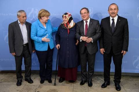 Gedenkfeier anlässlich des 25. Jahrestages des Brandanschlages von Solingen, 29.05.2018 vl: Durmus Genc, Bundeskanzlerin Dr. Angela Merkel, Mevlüde Genc, Ministerpräsident Armin Laschet und der türkische Außenministers Mevlüt Cavusoglu anlässlich des 25. Jahrestages des Brandanschlags von Solingen am 29.05.2018 in der Staatskanzlei Nordrhein-Westfalen, , Düsseldorf NRW Deutschland Staatskanzlei