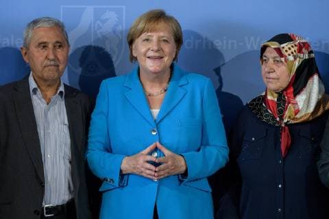 Gedenkfeier anlässlich des 25. Jahrestages des Brandanschlages von Solingen, 29.05.2018 vl: Durmus Genc, Bundeskanzlerin Dr. Angela Merkel und Mevlüde Genc bei Eintrag in das Gästebuch der Landerregierung anlässlich des 25. Jahrestages des Brandanschlags von Solingen am 29.05.2018 in der Staatskanzlei Nordrhein-Westfalen, , Düsseldorf NRW Deutschland Staatskanzlei