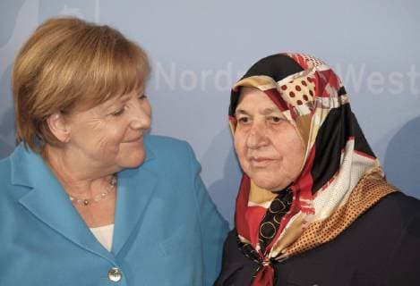 Bundeskanzlerin Angela Merkel (CDU) und Mevluede Genc am Dienstag (29.05.18) vor einer Gedenkveranstaltung zum 25. Jahrestag des Brandanschlags von Solingen in Duesseldorf. Fuenf Frauen und Maedchen der tuerkischstaemmigen Grossfamilie Genc starben in der Nacht zum Pfingstsamstag 1993 in Solingen, nachdem vier junge Neonazis ihr Haus in Brand gesteckt hatten. Bei der Gedenkveranstaltung sprachen auch der nordrhein-westfaelische Ministerpraesident Armin Laschet und der tuerkische Aussenminister Mevluet Cavusoglu. (Siehe epd-Meldung vom 29.05.18) Merkel trifft Mevluede Genc zum 25. Jahrestag des Brandanschlags von Solingen