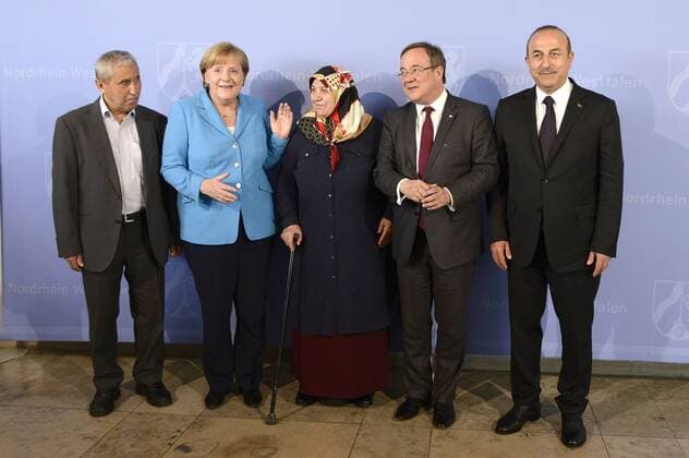 News Themen der Woche KW22 News Bilder des Tages Angela Merkel, Mevlüde Genc mit Familie, Armin Laschet und Mevlüt Cavusoglu bei der Ankunft in der Staatskanzlei anlässlich des Gedenken 25 Jahre nach dem Brandanschlag auf eine türkische Familie in Solingen 1993. Düsseldorf, 29.05.2018 *** Angela Merkel Mevlüde Genc with family Armin Laschet and Mevlüt Cavusoglu on arrival in the State Chancellery on the occasion of the commemoration 25 years after the arson attack on a Turkish family in Solingen 1993 Düsseldorf 29 05 2018 Foto:xJ.xKrickx xFuturexImage