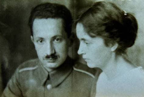 Deutschland, Meßkirch, 19.05.2018 Im Erdgeschoss des Schloßes Messkirch, im Ostflügel wurde 2002 mit dem Martin-Heidegger-Museum eine ständige Ausstellung zu Leben und Werk des Philosophen eröffnet. Neben einer Lebenschronik und Stationen der philosophischen Entwicklung Heideggers werden auch die Themen Heidegger als Sohn Meßkirchs und Heidegger und die Kunst gezeigt. Im Martin-Heidegger-Archiv befindet sich dessen Arbeitsbibliothek. Foto: Martin Heidegger und seine Braut Elfriede Petri, 1916 Schloß Messkirch *** Germany Meßkirch 19 05 2018 On the ground floor of the castle Messkirch in the east wing was in 2002 with the Martin Heidegger Museum a permanent exhibition on the life and work of the philosopher opened in addition to a life chronicle and stages of philosophical development Heidegger also the topics Heideg