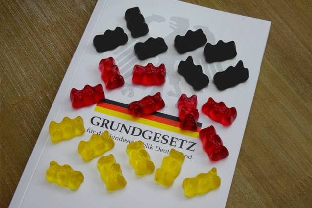 Gummibärchen und Grundgesetz Gummibärchen und Grundgesetz, 27.05.2018, Borkwalde, Brandenburg, Auf einem Grundgesetz liegen Gummibärchen in den Deutschlandfarben. *** Gummibärchen und Grundgesetz Gummibärchen and Basic Law 27 05 2018 Borkwalde Brandenburg On a basic law gummy bears are in the Germany colors