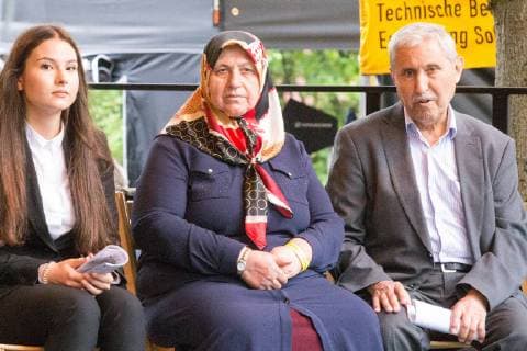 v.l. Özlem Genc (Angehörige der Familie Genc), Mevlüde Genc (deutsche Staatsbürgerin türkischer Herkunft, die 1993 bei dem Brandanschlag von Solingen zwei Töchter, zwei Enkelinnen und eine Nichte verloren hat) und Durmus Genc (Ehemann von Mevlüde Genc) 25. Jahrestag zum Brandanschlag von Solingen vom 29. Mai 1993, Politik, 29.05.18 Solingen NRW Deutschland