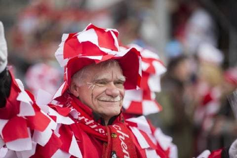  Mann in einer Karnevalsgruppe mit rot weißen Flickenkostümen, Rosenmontagszug, Köln, Nordrhein-Westfalen, Deutschland, Europa *** Man in a carnival group with red white patchwork costumes. Monday carnival train. Cologne. North Rhine-Westphalia. Germany Europe Copyright: imageBROKER/JanxTepass ibljte04642167.jpg