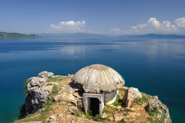  Alter Bunker am Ohridsee, bei Lin, Region Korca, Albanien, Europa *** Old bunker at Lake Ohrid at Lin region Korca Albania Europe Copyright: imageBROKER/MartinxSiepmann ibxman04693480.jpg