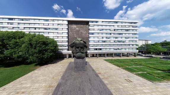Chemnitz - Karl-Marx- Monument DRU Sachsen Chemnitz Â Einen gravierenden Einschnitt erlebt Chemnitz am 5. März 1945: Nach der fast völligen Zerstörung des Stadtzentrum in einer Bombennacht im März 1945, erfolgte der Wiederaufbau unter Regie sozialistischer Stadtplaner: Mit paradetauglichen, plattenbaugesäumten Straßen, dem Karl-Marx- Monument einer der größten Porträtbüsten der Welt , einer neu errichteten Stadthalle mit angeschlossenem Hotelturm. Zum Zeichen, dass hier eine sozialistische Musterstadt entsteht, wird Chemnitz 1953 in Karl-Marx-Stadt umbenannt. Der Philosoph Karl-Marx war zwischen 1953 und 1990 Namenspatron für die Stadt Chemnitz. Das 2x13 Meter hohe Karl-Marx-Monument wurde vom sowjetischen Bildhauer Lew Kerbel entworfen, in Leningrad aus Bronze gegossen. Im Jahr 1990 sollte die 40 Tonnen schwere Plas