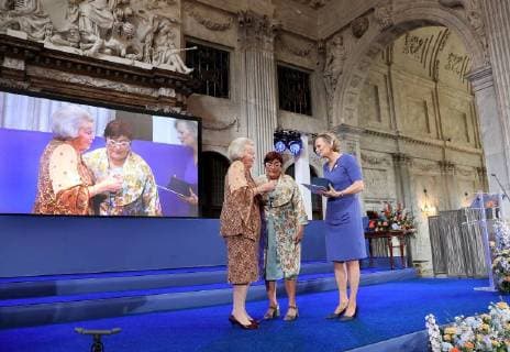 30-05-2018 Amsterdam Princess Beatrix with Alice van Romondt during the award ceremony of the silver carnation ( zilveren anjers) of the Prince Bernard culturefoundation at the royal palace in Amsterdam. The silver carnation is annually awarded to individuals who voluntarily worked for culture and nature conservation.  Copyright: xPPEx