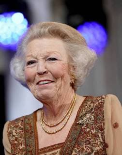 30-05-2018 Amsterdam Princess Beatrix during the award ceremony of the silver carnation ( zilveren anjers) of the Prince Bernard culturefoundation at the royal palace in Amsterdam. The silver carnation is annually awarded to individuals who voluntarily worked for culture and nature conservation.  Copyright: xPPEx
