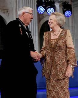 30-05-2018 Amsterdam Princess Beatrix with Piet de Boer during the award ceremony of the silver carnation ( zilveren anjers) of the Prince Bernard culturefoundation at the royal palace in Amsterdam. The silver carnation is annually awarded to individuals who voluntarily worked for culture and nature conservation.  Copyright: xPPEx