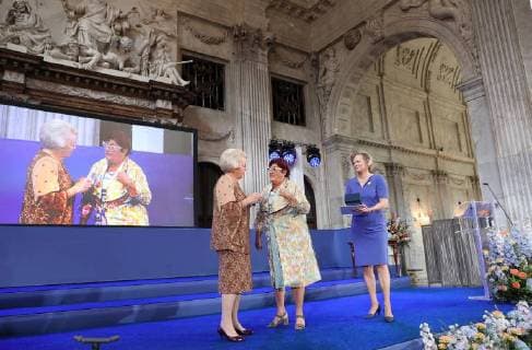 30-05-2018 Amsterdam Princess Beatrix with Alice van Romondt during the award ceremony of the silver carnation ( zilveren anjers) of the Prince Bernard culturefoundation at the royal palace in Amsterdam. The silver carnation is annually awarded to individuals who voluntarily worked for culture and nature conservation.  Copyright: xPPEx