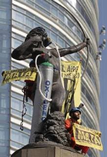 News Bilder des Tages Activists of the environmental organization Greenpeace place a mask and oxygen tank at Huntress Diana Fountain (Fuente de la Diana Cazadora) with a message that reads The air in Mexico kills during a protest to demand a clean air and a non-polluting public transport for the whole country, in Mexico City, Mexico, 30 May 2018. Greenpeace today held the protest as a call to authorities and presidential candidates to recognize the seriousness of the situation and commit to effective measures to improve air quality in Mexico City. Greenpeace protest to demand clean air in Mexico !ACHTUNG: NUR REDAKTIONELLE NUTZUNG!  Copyright: xMarioxGuzmánx MEX03 20180530-636633038167982297