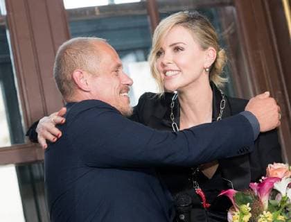 Wien 31.05.2018, Tiergarten Schoenbrunn, Wien, AUT, Life Ball, Crystal of Hope Preisverleihung, im Bild Gery Keszler und Charlize Theron during the award ceremony of the Crystal of Hope prize in the context of the Life Ball at the Tiergarten Schoenbrunn in Wien, Austria on 2018 05 31.