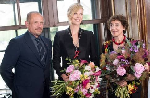 Wien 31.05.2018, Tiergarten Schoenbrunn, Wien, AUT, Life Ball, Crystal of Hope Preisverleihung, im Bild (v.l.) Gerry Keszler, Charlize Theron und Helene von Damm during the award ceremony of the Crystal of Hope prize in the context of the Life Ball at the Tiergarten Schoenbrunn in Wien, Austria on 2018 05 31.